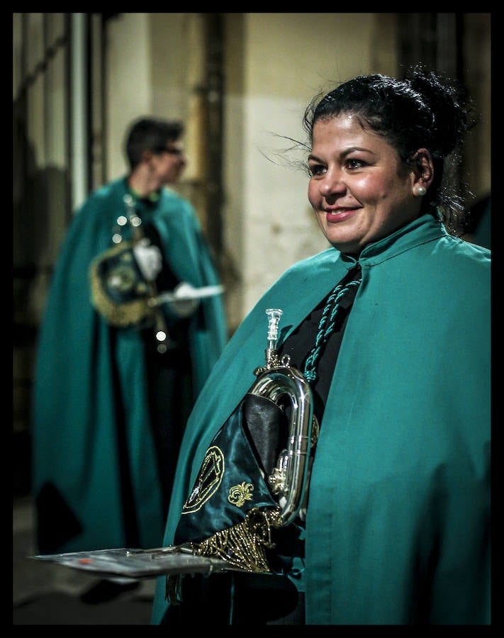 La Procesión de la Dolorosa salió anoche a las calles del Casco Viejo y abrió así las representaciones penitenciales en Vitoria, cuya máxima expresión llegará con la Semana Santa. El paso de la virgen, el único que se muestra, lo custodia en la iglesia de San Vicente la Cofradía de Nuestra Señora de los Dolores, a la que corresponde su acompañamiento, aunque también procesionaron ayer las otras cuatro hermandades vitorianas, La Cruz Enarbolada y el Descendimiento, Nuestra Señora de la Soledad en la Vera-Cruz, Nuestro Señor con la Cruz a Cuestas y la Santa Espina de Berrosteguieta. La banda de tambores de San Vicente de la Sonsierra añadió sentimiento a la marcha.