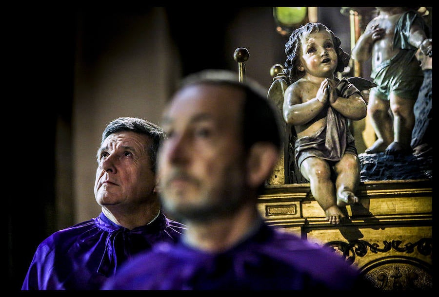 La Procesión de la Dolorosa salió anoche a las calles del Casco Viejo y abrió así las representaciones penitenciales en Vitoria, cuya máxima expresión llegará con la Semana Santa. El paso de la virgen, el único que se muestra, lo custodia en la iglesia de San Vicente la Cofradía de Nuestra Señora de los Dolores, a la que corresponde su acompañamiento, aunque también procesionaron ayer las otras cuatro hermandades vitorianas, La Cruz Enarbolada y el Descendimiento, Nuestra Señora de la Soledad en la Vera-Cruz, Nuestro Señor con la Cruz a Cuestas y la Santa Espina de Berrosteguieta. La banda de tambores de San Vicente de la Sonsierra añadió sentimiento a la marcha.