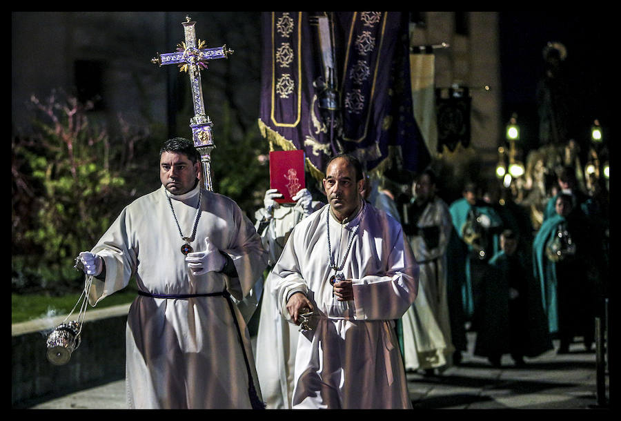 La Procesión de la Dolorosa salió anoche a las calles del Casco Viejo y abrió así las representaciones penitenciales en Vitoria, cuya máxima expresión llegará con la Semana Santa. El paso de la virgen, el único que se muestra, lo custodia en la iglesia de San Vicente la Cofradía de Nuestra Señora de los Dolores, a la que corresponde su acompañamiento, aunque también procesionaron ayer las otras cuatro hermandades vitorianas, La Cruz Enarbolada y el Descendimiento, Nuestra Señora de la Soledad en la Vera-Cruz, Nuestro Señor con la Cruz a Cuestas y la Santa Espina de Berrosteguieta. La banda de tambores de San Vicente de la Sonsierra añadió sentimiento a la marcha.