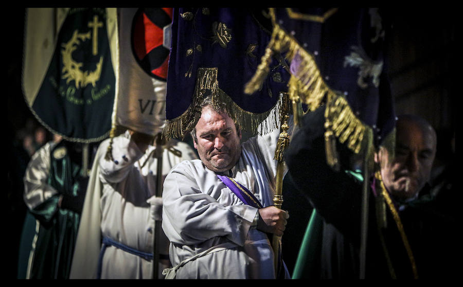 La Procesión de la Dolorosa salió anoche a las calles del Casco Viejo y abrió así las representaciones penitenciales en Vitoria, cuya máxima expresión llegará con la Semana Santa. El paso de la virgen, el único que se muestra, lo custodia en la iglesia de San Vicente la Cofradía de Nuestra Señora de los Dolores, a la que corresponde su acompañamiento, aunque también procesionaron ayer las otras cuatro hermandades vitorianas, La Cruz Enarbolada y el Descendimiento, Nuestra Señora de la Soledad en la Vera-Cruz, Nuestro Señor con la Cruz a Cuestas y la Santa Espina de Berrosteguieta. La banda de tambores de San Vicente de la Sonsierra añadió sentimiento a la marcha.