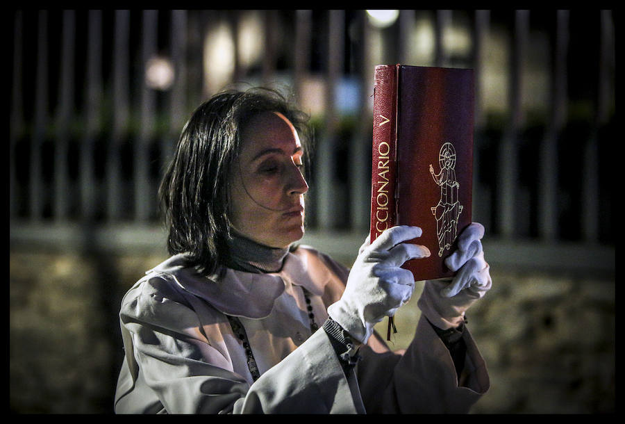 La Procesión de la Dolorosa salió anoche a las calles del Casco Viejo y abrió así las representaciones penitenciales en Vitoria, cuya máxima expresión llegará con la Semana Santa. El paso de la virgen, el único que se muestra, lo custodia en la iglesia de San Vicente la Cofradía de Nuestra Señora de los Dolores, a la que corresponde su acompañamiento, aunque también procesionaron ayer las otras cuatro hermandades vitorianas, La Cruz Enarbolada y el Descendimiento, Nuestra Señora de la Soledad en la Vera-Cruz, Nuestro Señor con la Cruz a Cuestas y la Santa Espina de Berrosteguieta. La banda de tambores de San Vicente de la Sonsierra añadió sentimiento a la marcha.