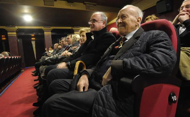 Arzalluz, con Egibar sentado a su lado en la proyección del documental biográfico. 