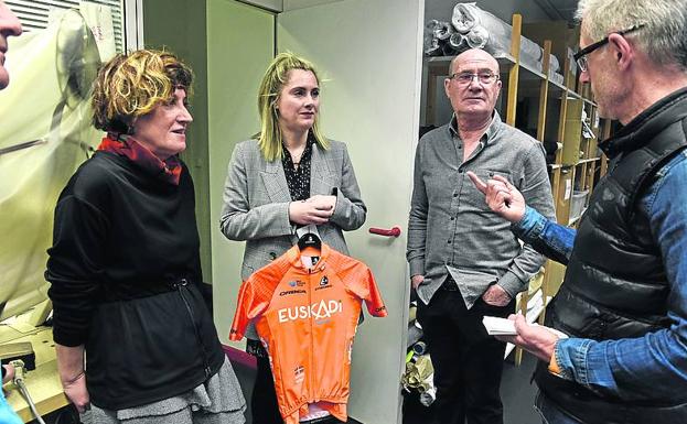 Imagen principal - Paco Rodrigo con María Jesús Uranga, su esposa, y Amaia, su hija, que sostiene el maillot. En las otras imágenes se ven las distintas fases de producción en las instalaciones que Etxeondo tiene en Irura (Gipuzkoa).