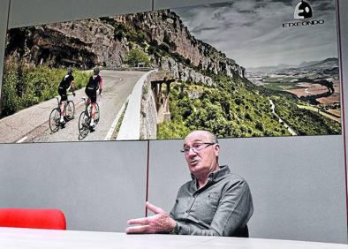 Imagen secundaria 1 - Paco Rodrigo con María Jesús Uranga, su esposa, y Amaia, su hija, que sostiene el maillot. En las otras imágenes se ven las distintas fases de producción en las instalaciones que Etxeondo tiene en Irura (Gipuzkoa).