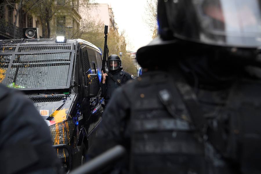 La concentración independentista que tiene lugar frente a la Delegación del Gobierno en Barcelona ha vivido momentos de tensión entre centenares de manifestantes y los agentes antidisturbios de los Mossos d'Esquadra que conforman el perímetro de seguridad.