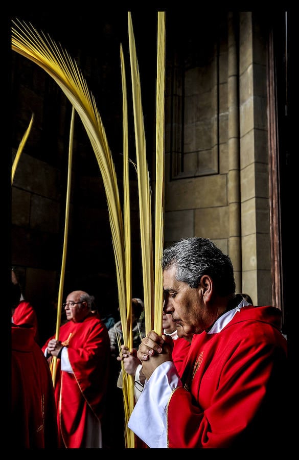 Rodeado de feligreses que portaban sus ramos de laurel y sus palmas, el obispo de Vitoria, Juan Carlos Elizalde, ha realizado la tradicional bendición del Domingo de Ramos en el pórtico de la catedral de María Inmaculada. Después, en el interior, ha oficiado la misa, con la lectura del Evangelio sobre la Pasión de Cristo.