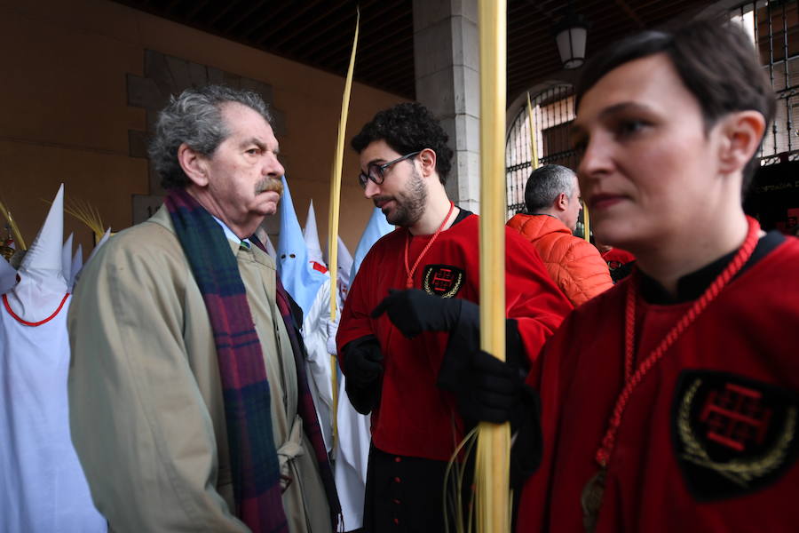 2.000 integrantes de nueve cofrafías, entre ellos muchos niños, han visto frustrado su deseo de salir por el centro de la villa con sus pasos