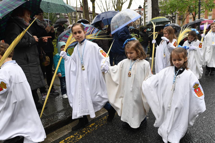 2.000 integrantes de nueve cofrafías, entre ellos muchos niños, han visto frustrado su deseo de salir por el centro de la villa con sus pasos