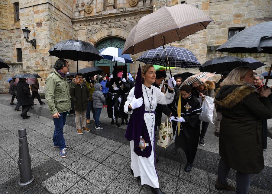 2.000 integrantes de nueve cofrafías, entre ellos muchos niños, han visto frustrado su deseo de salir por el centro de la villa con sus pasos