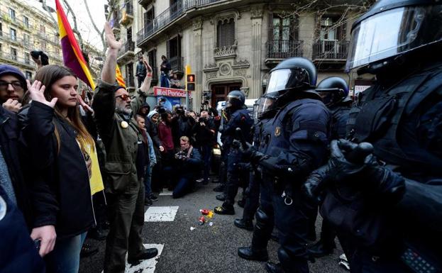 Imagen principal - Nueve detenidos y 98 heridos, balance de los graves disturbios en Barcelona