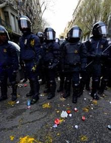 Imagen secundaria 2 - Nueve detenidos y 98 heridos, balance de los graves disturbios en Barcelona