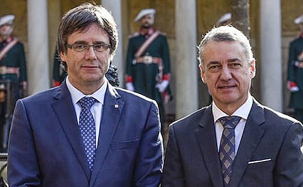 Puigdemont y Urkullu en un acto en Gernika el año pasado.