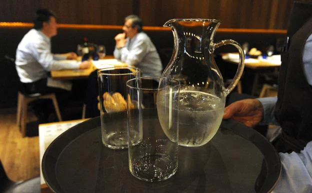 Agua gratis en los restaurantes ¿obligación por ley o cortesía?