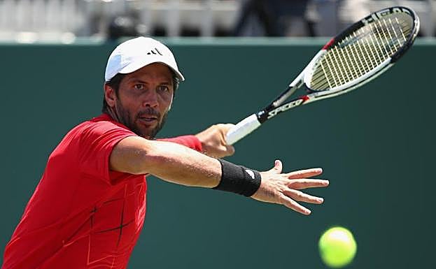 Fernando Verdasco golpea la bola. 