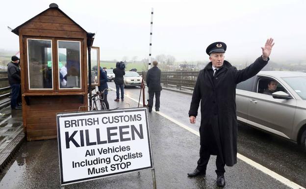 ¡STOP! Manifestantes ataviados como policía de fronteras instalan una falsa aduana en la localidad de Killeen en una protesta contra las consecuencias del 'Brexit'./