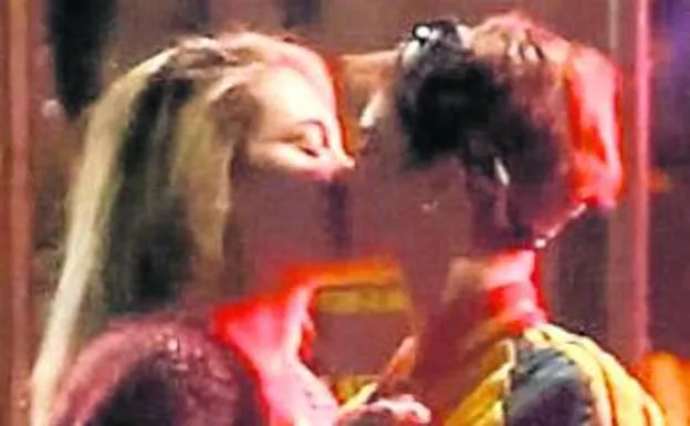 Beso de Jackson y Delevingne