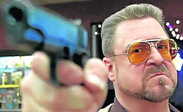 Imagen principal - John Goodman, un tronado veterano de Vietnam, apuntando con su pistola. John Turturro, un pederasta de bolera y Jeff Dowd, el productor de cine y activista contra la Guerra de Vietnam en el que se inspiraron los hermanos Coen para crea a El Nota.