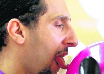 Imagen secundaria 1 - John Goodman, un tronado veterano de Vietnam, apuntando con su pistola. John Turturro, un pederasta de bolera y Jeff Dowd, el productor de cine y activista contra la Guerra de Vietnam en el que se inspiraron los hermanos Coen para crea a El Nota.