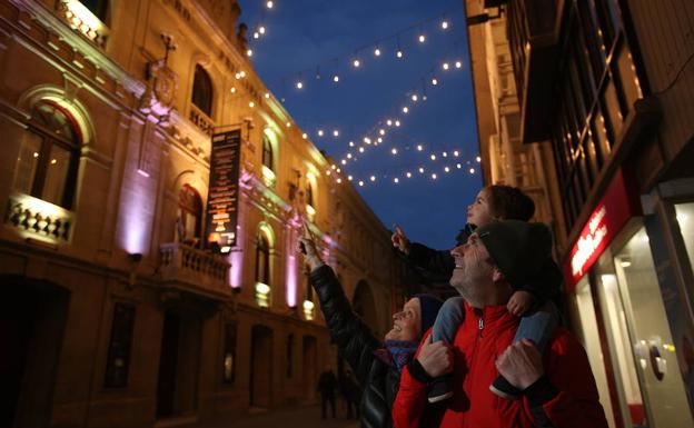 Las cien bombillas del Principal se encienden todos los días de 20.30 a 21.30 horas. 