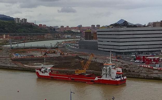 Comienza el traslado de tierra del canal de Deusto para rellenar el Puerto