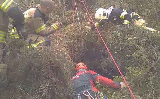 Los Bomberos han rescatado al operario.