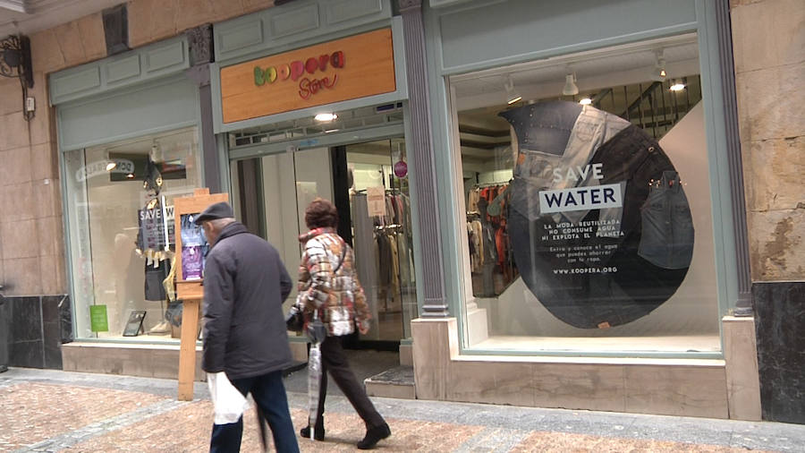 Escaparate de una de las 'Koopera Store' en el Casco Viejo de Bilbao.