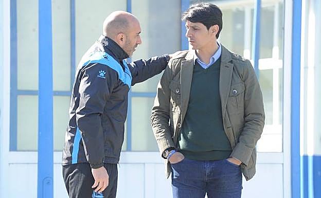Abelardo charla con el director deportivo, Sergio Fernández, en uno de los entrenamientos de esta semana.