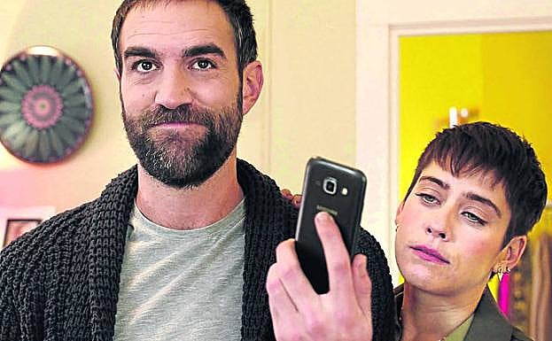 Jon Plazaola, en el papel de Iñaki, junto a María León (Carmen en la serie).