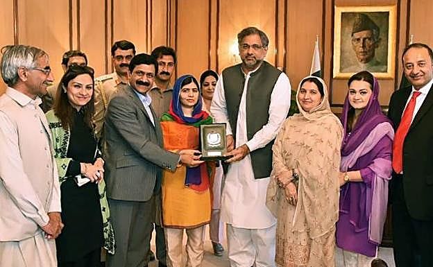 Malala, junto al primer ministro paquistaní Shahid Khaqan Abbasi. 