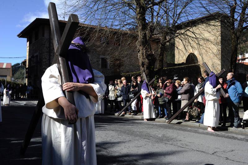 La celebración de la Semana Santa en la villa vuelve a reunir a cientos de personas