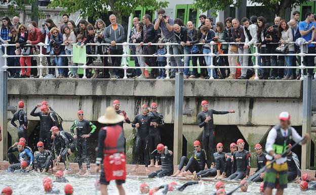 Si algo distinguía al triatón de Bilbao era que los familiares y aficionados podían disfrutar de la prueba de la natación en todo momento.