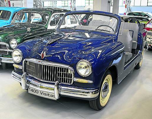 Imagen principal - 1. Se trata de uno de los dos únicos vehículos descapotables fabricados de este modelo. 2. El 124 salió el 14 de julio del 69 de la cadena de montaje y se sorteó entre los empleados. 3. Fiat denuncio que había plagiado su modelo y Seat demostró que no era así.