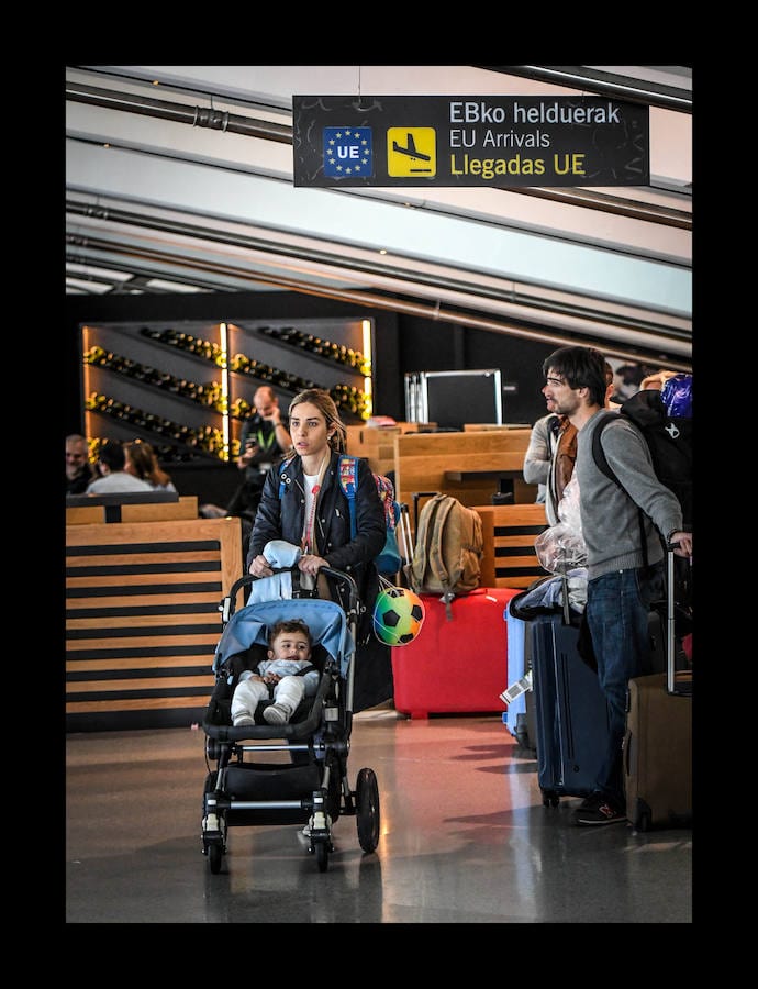 Hoy es el día de más actividad del año en el aeropuerto, al juntarse los viajeros que llegan de disrutar la Semana Santa con los que se marchan en Pascua