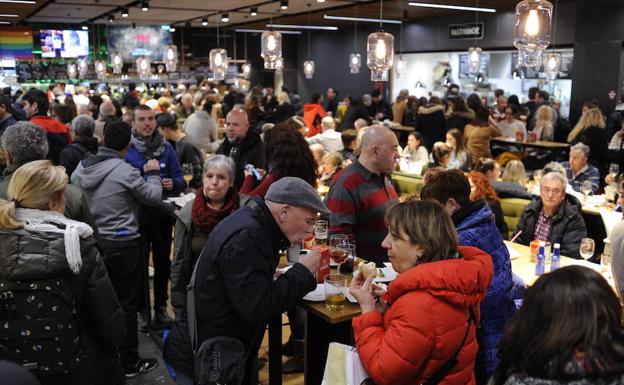 Bares y restaurantes de Bilbao se felicitan por una clientela masiva y con «ganas de gastar a manos llenas» en Semana Santa.