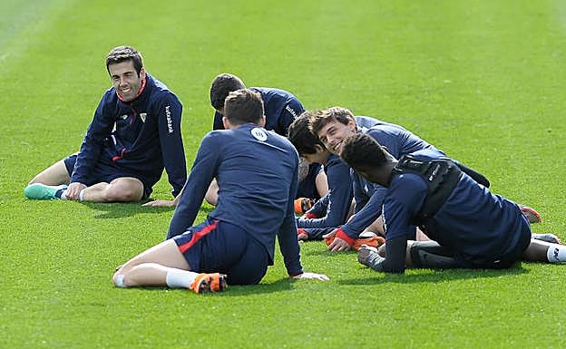 Iturraspe sonríe durante el entrenamiento de ayer por la mañana con otros de los titulares del sábado.