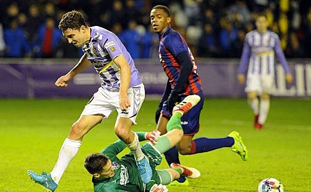 Remiro se lanza al suelo para robar el balón a un delantero del Valladolid.