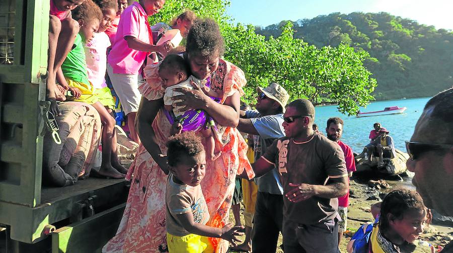 Habitantes de una de las islas de Vanuatu se preparan para ser evacuados.