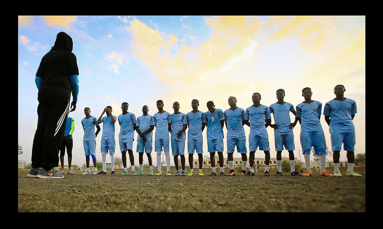 Selma Al Majidi, de 25 años, es la primera mujer árabe sudanesa, reconocida por la FIFA, en entrenar un equipo de fútbol masculino en el mundo árabe. En su país, donde los equipos femeninos son inexistentes, la pasión de Selma por este deporte resultaba un sueño inalcanzable y la única manera de participar en él era convertirse en entrenadora. «Al principio algunos jugadores no querían trabajar conmigo porque yo era una mujer. Con el tiempo, sin embargo, me han respetado y elogiado por mi trabajo». En la actualidad, Selma entrena al Al-Ahly Al-Gadaref de Jartum, pero desea avanzar. «Espero poder continuar en este camino para dirigir un club de primera división o incluso alcanzar el nivel internacional para entrenar al equipo nacional».