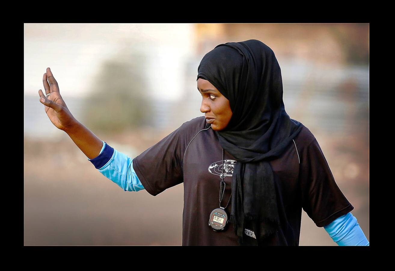 Selma Al Majidi, de 25 años, es la primera mujer árabe sudanesa, reconocida por la FIFA, en entrenar un equipo de fútbol masculino en el mundo árabe. En su país, donde los equipos femeninos son inexistentes, la pasión de Selma por este deporte resultaba un sueño inalcanzable y la única manera de participar en él era convertirse en entrenadora. «Al principio algunos jugadores no querían trabajar conmigo porque yo era una mujer. Con el tiempo, sin embargo, me han respetado y elogiado por mi trabajo». En la actualidad, Selma entrena al Al-Ahly Al-Gadaref de Jartum, pero desea avanzar. «Espero poder continuar en este camino para dirigir un club de primera división o incluso alcanzar el nivel internacional para entrenar al equipo nacional».