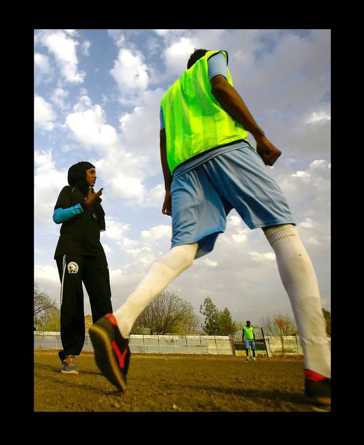 Selma Al Majidi, de 25 años, es la primera mujer árabe sudanesa, reconocida por la FIFA, en entrenar un equipo de fútbol masculino en el mundo árabe. En su país, donde los equipos femeninos son inexistentes, la pasión de Selma por este deporte resultaba un sueño inalcanzable y la única manera de participar en él era convertirse en entrenadora. «Al principio algunos jugadores no querían trabajar conmigo porque yo era una mujer. Con el tiempo, sin embargo, me han respetado y elogiado por mi trabajo». En la actualidad, Selma entrena al Al-Ahly Al-Gadaref de Jartum, pero desea avanzar. «Espero poder continuar en este camino para dirigir un club de primera división o incluso alcanzar el nivel internacional para entrenar al equipo nacional».