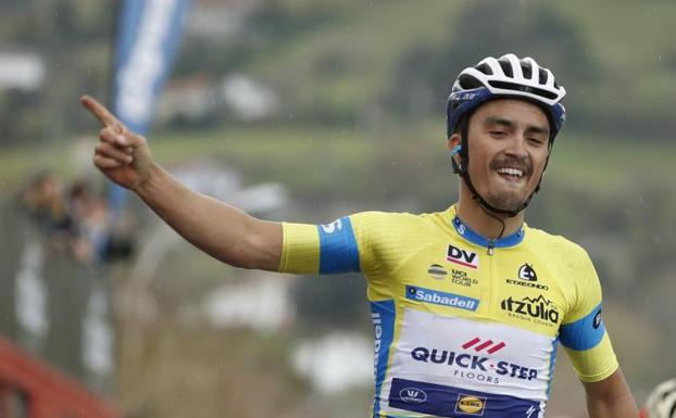 Alaphilippe celebra la victoria.