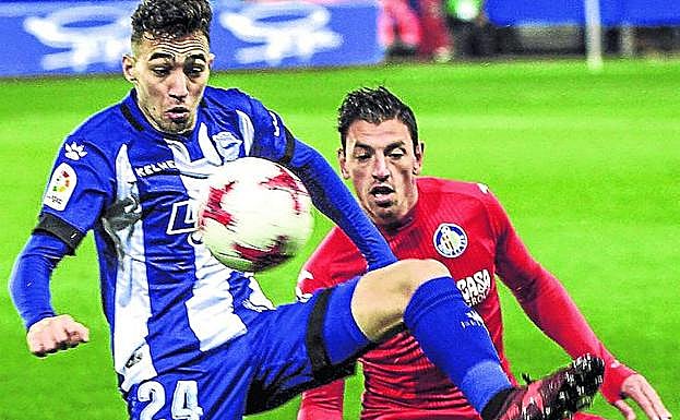 Munir controla ante Gorosito en el duelo de Copa ante el Getafe (3-0) en Mendizorroza. 