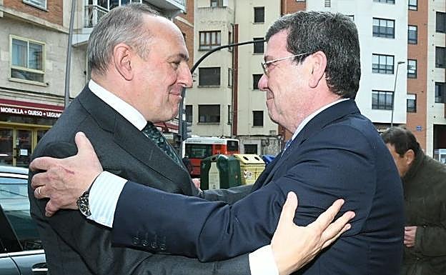 El diputado general de Álava saluda a César Rico, presidente de la Diputación de Burgos.