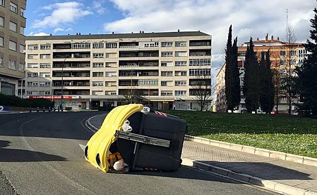 El viento ya volcó el martes por la tarde algunos contenedores en Vitoria.