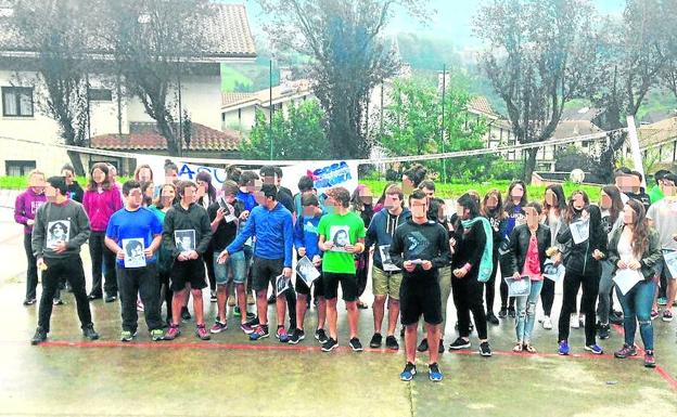Los jóvenes rindieron homenaje a los miembros de ETA en el patio del instituto, en Hernani.