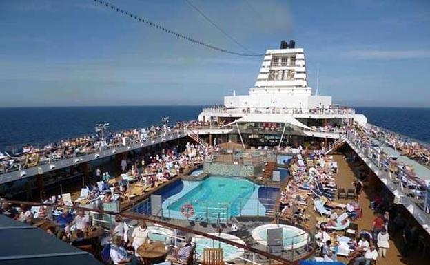 Imagen principal - Piscinas de la cubierta, los juegos de luces representan cuadros en la galería y el particular aquapark del crucero.