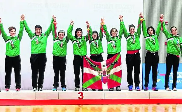 El club alavés Badaiotz celebra el bronce en el mundial de soka tira, disputado en china.