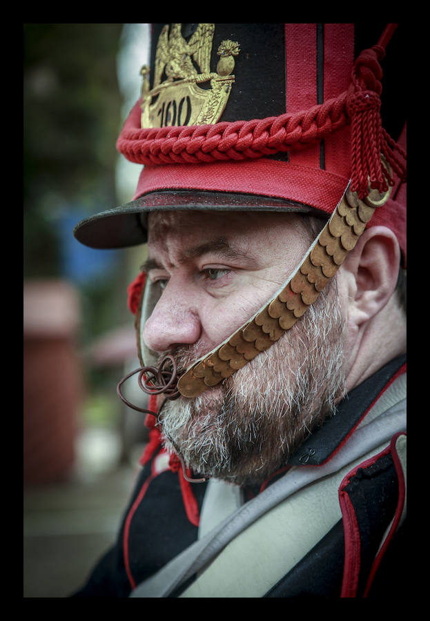 El aguacero chafó la réplica a pequeñísima escala de la refriega acontecida en 1813 en Vitoria, aunque el destacamento de soldados franceses ofreció a cambio explicaciones sobre su vestimenta, armamento y modo de vida 