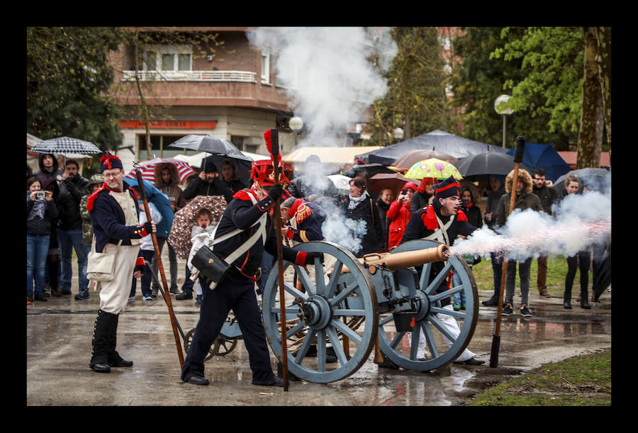 El aguacero chafó la réplica a pequeñísima escala de la refriega acontecida en 1813 en Vitoria, aunque el destacamento de soldados franceses ofreció a cambio explicaciones sobre su vestimenta, armamento y modo de vida 