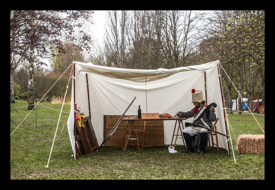 El aguacero chafó la réplica a pequeñísima escala de la refriega acontecida en 1813 en Vitoria, aunque el destacamento de soldados franceses ofreció a cambio explicaciones sobre su vestimenta, armamento y modo de vida 